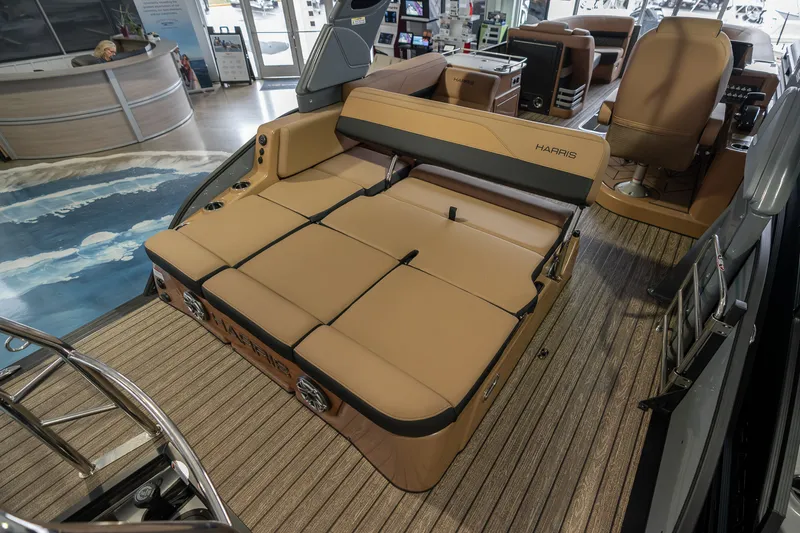 Slide: The Image of Harris Grand Mariner 250 2025 - 36