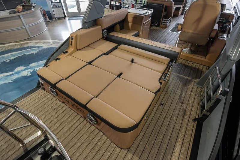 Slide: The Image of Harris Grand Mariner 250 2025 - 37