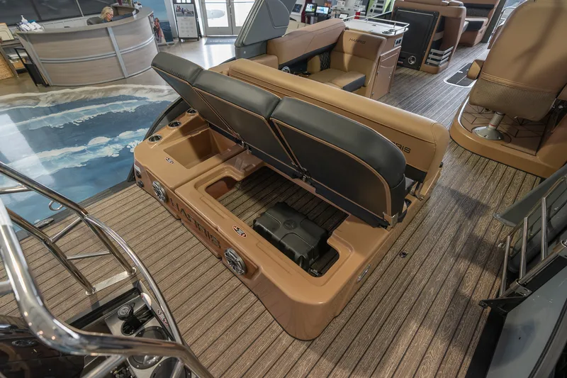 Slide: The Image of Harris Grand Mariner 250 2025 - 38