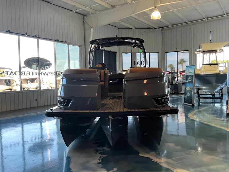 Slide: The Image of Harris Grand Mariner 250 2025 - 4