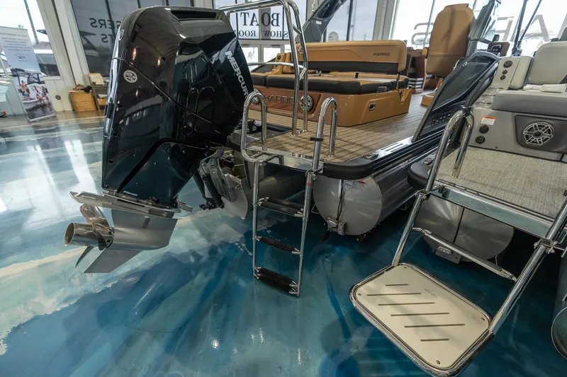 Slide: The Image of Harris Grand Mariner 250 2025 - 40