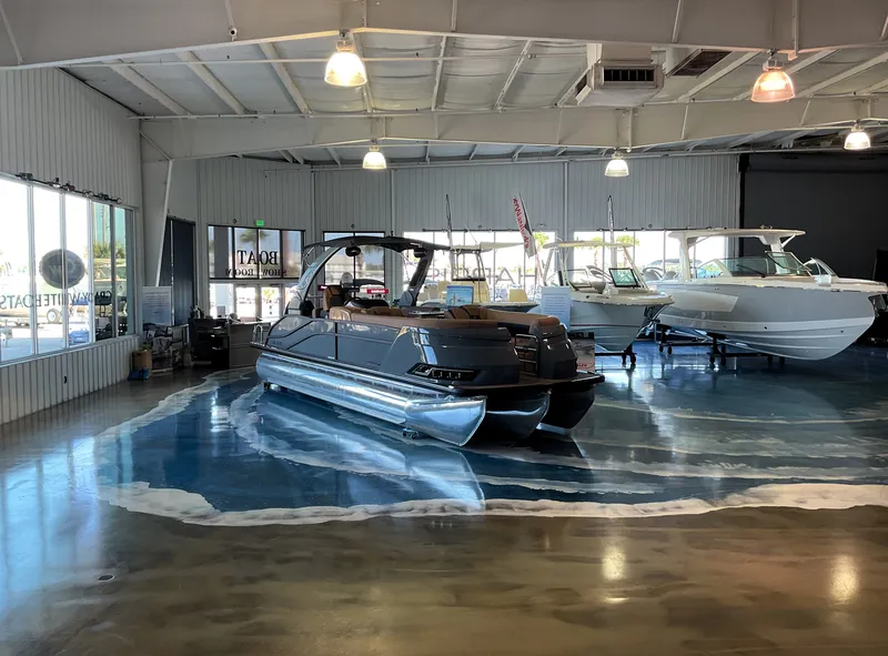 Slide: The Image of Harris Grand Mariner 250 2025 - 7