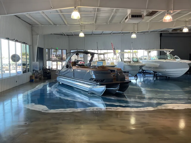 Slide: The Image of Harris Grand Mariner 250 2025 - 8