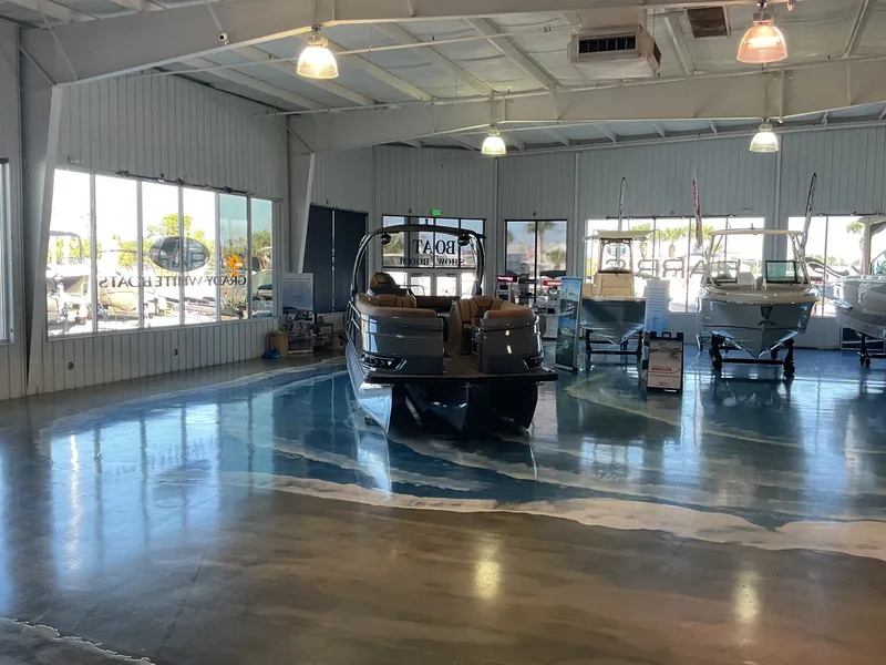 Slide: The Image of Harris Grand Mariner 250 2025 - 9