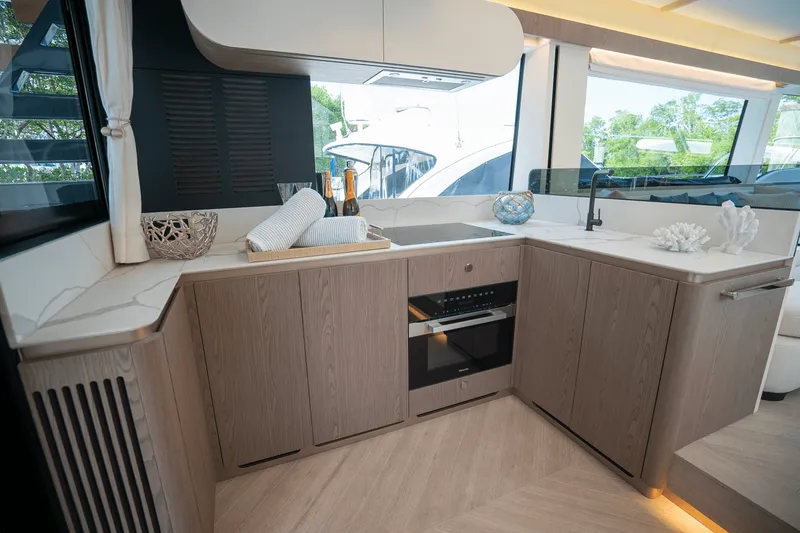 Slide: The Image of Azimut Magellano 60 2025 - 10