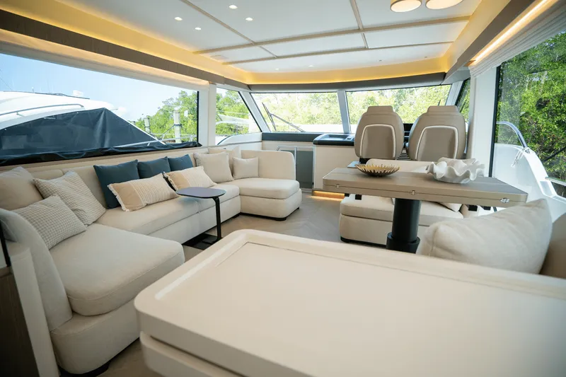 Slide: The Image of Azimut Magellano 60 2025 - 17