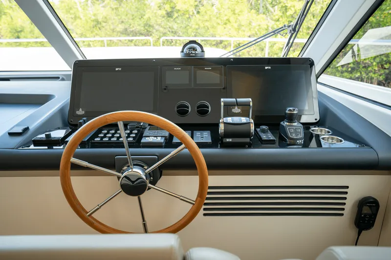 Slide: The Image of Azimut Magellano 60 2025 - 23