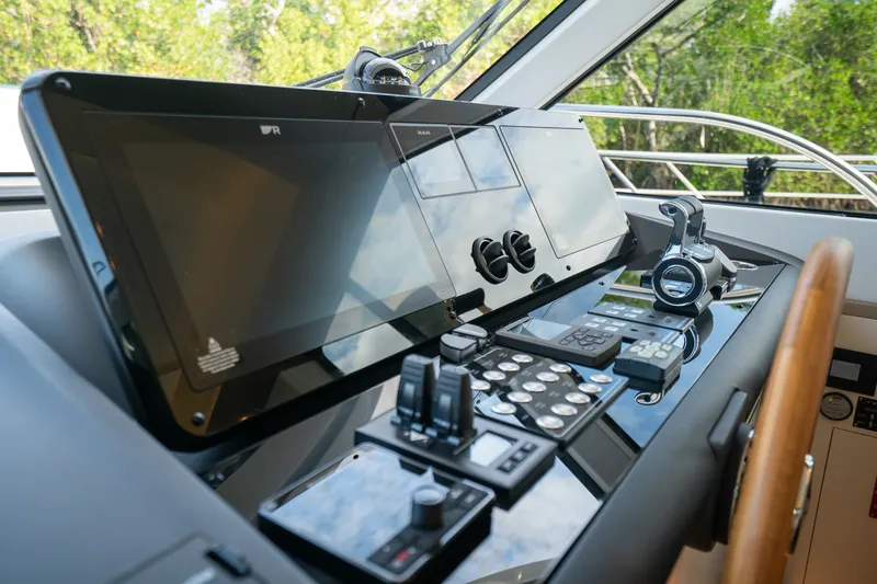 Slide: The Image of Azimut Magellano 60 2025 - 24