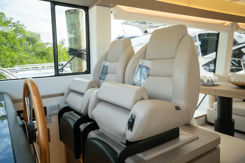 Slide: The Image of Azimut Magellano 60 2025 - 25