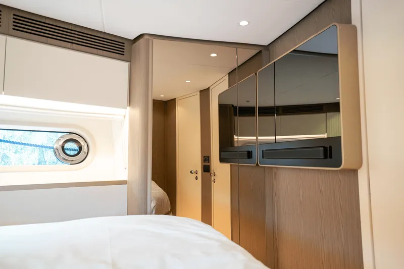 Slide: The Image of Azimut Magellano 60 2025 - 31