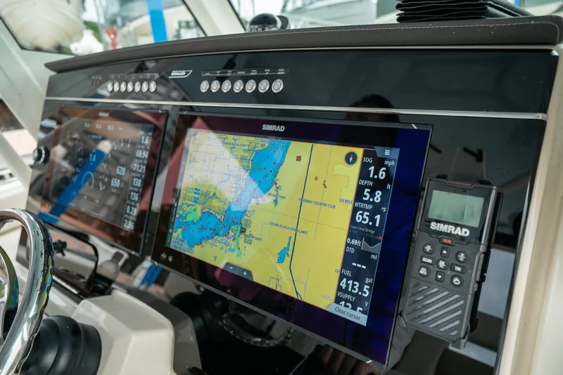 Slide: The Image of Boston Whaler 360 Outrage 2025 - 12