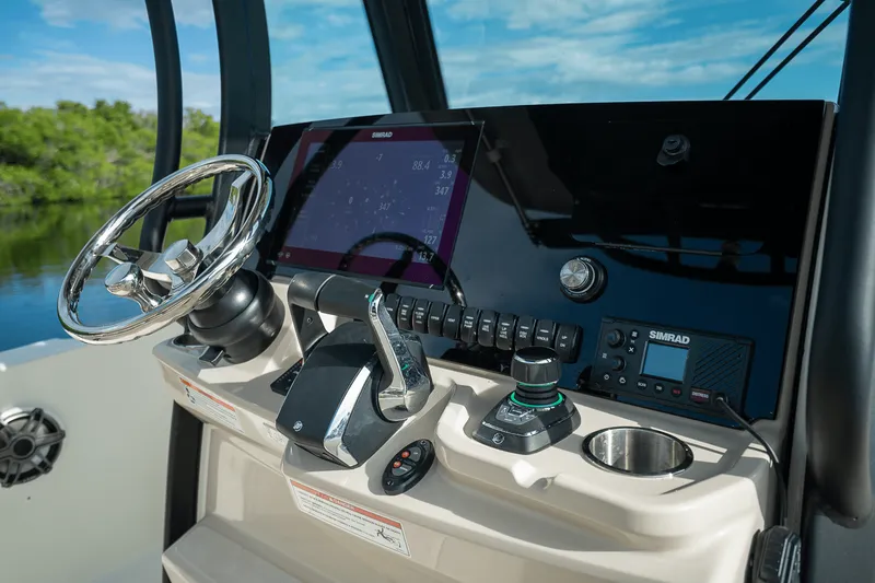 Slide: The Image of Boston Whaler 280 Dauntless 2025 - 11