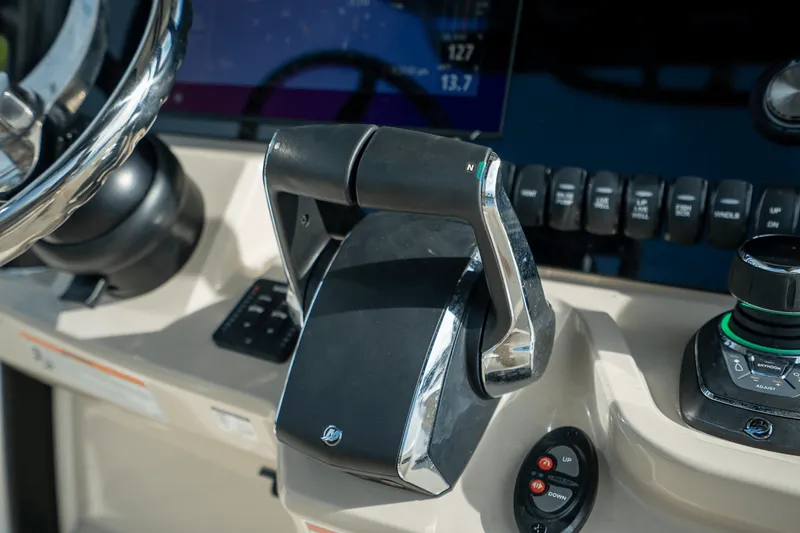 Slide: The Image of Boston Whaler 280 Dauntless 2025 - 12