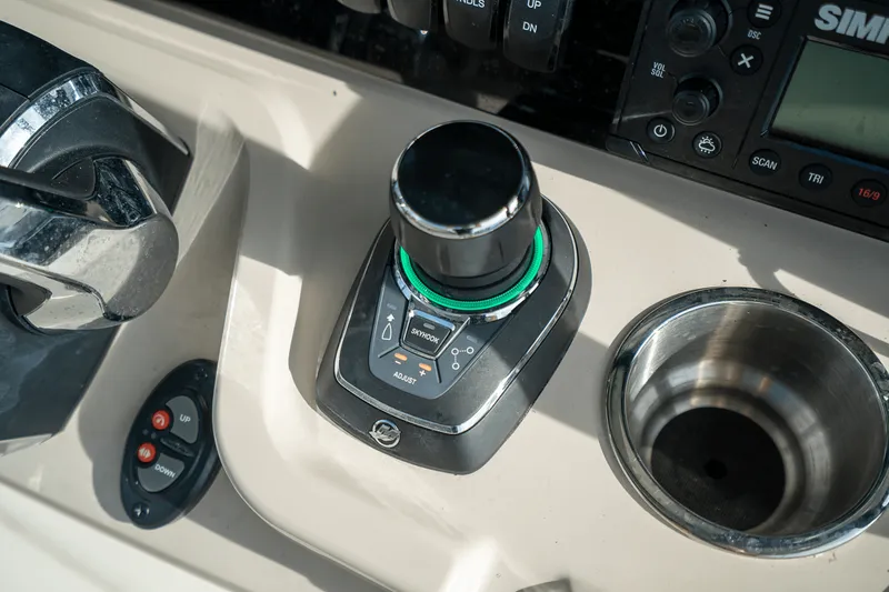 Slide: The Image of Boston Whaler 280 Dauntless 2025 - 13