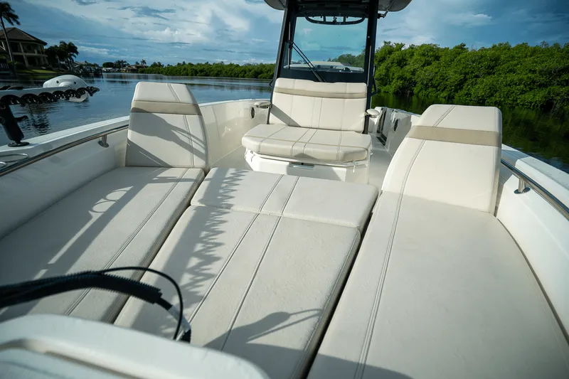 Slide: The Image of Boston Whaler 280 Dauntless 2025 - 16