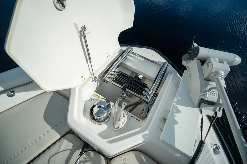 Slide: The Image of Boston Whaler 280 Dauntless 2025 - 18