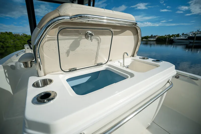 Slide: The Image of Boston Whaler 280 Dauntless 2025 - 6