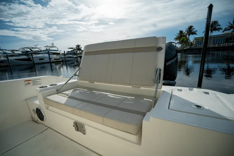 Slide: The Image of Boston Whaler 280 Dauntless 2025 - 7