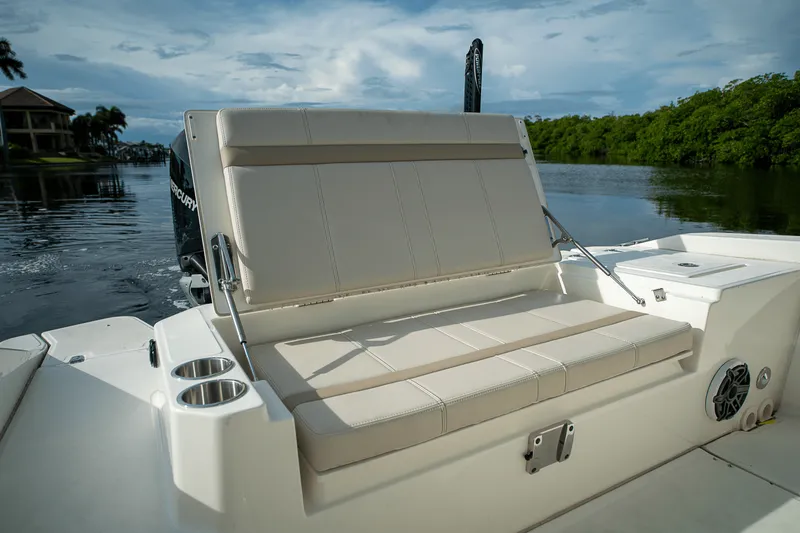 Slide: The Image of Boston Whaler 280 Dauntless 2025 - 8