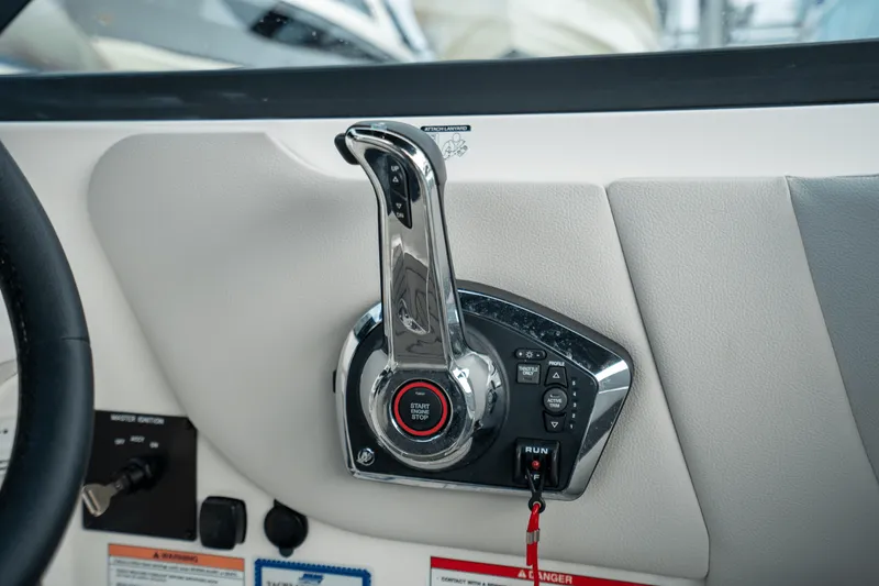 Slide: The Image of Sea Ray SDX 270 Outboard 2025 - 11