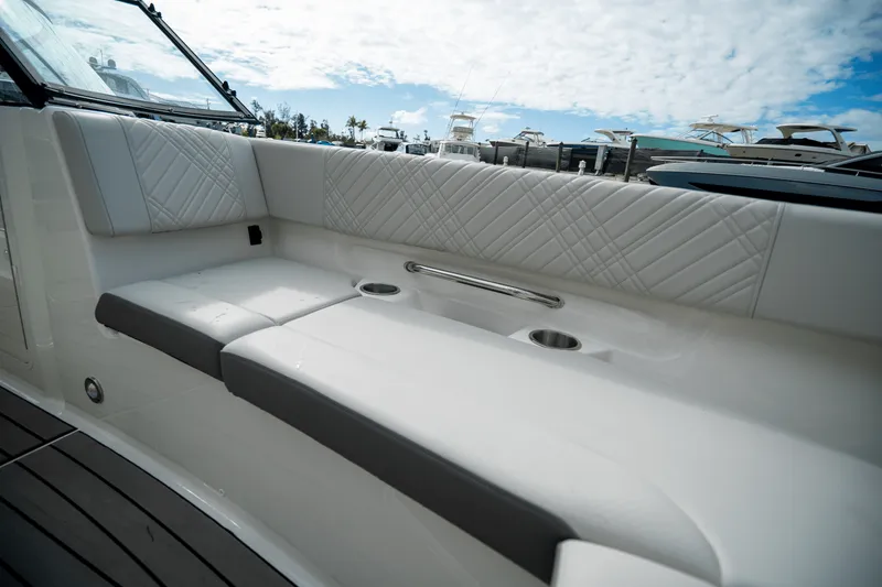 Slide: The Image of Sea Ray SDX 270 Outboard 2025 - 16