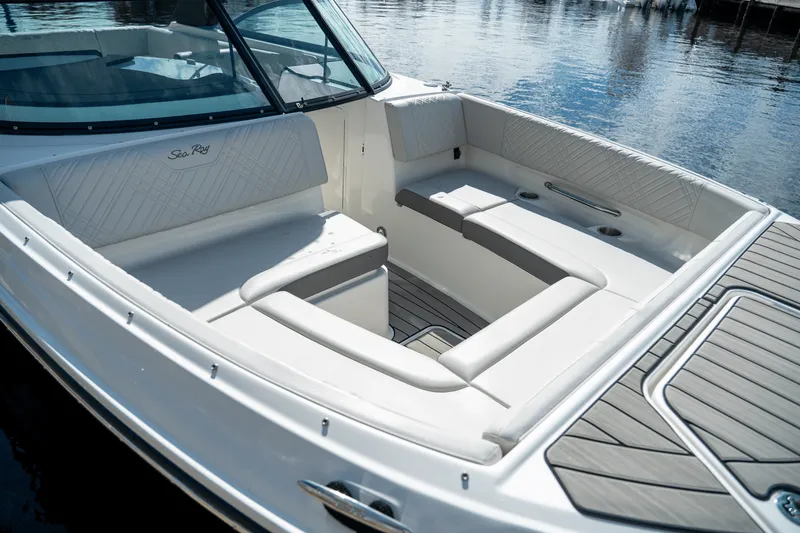 Slide: The Image of Sea Ray SDX 270 Outboard 2025 - 18