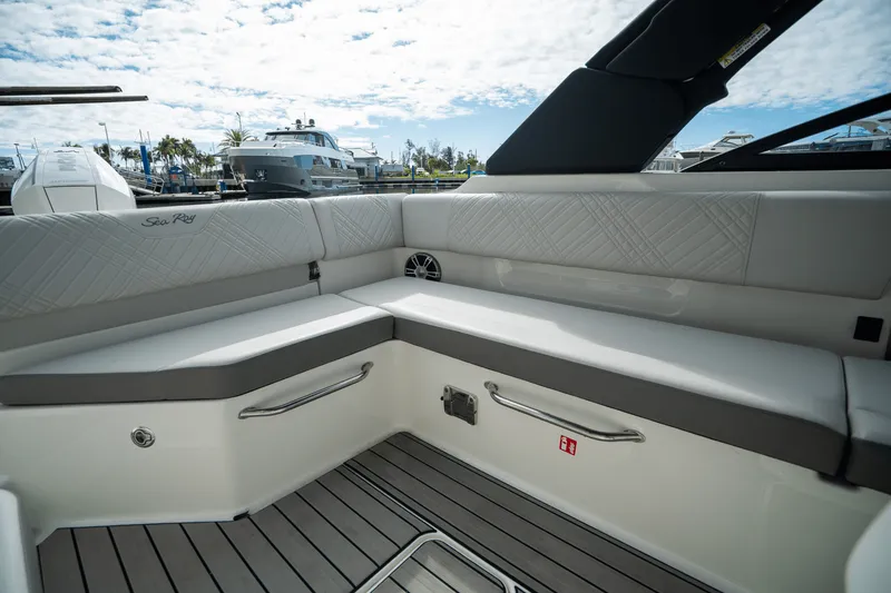 Slide: The Image of Sea Ray SDX 270 Outboard 2025 - 7