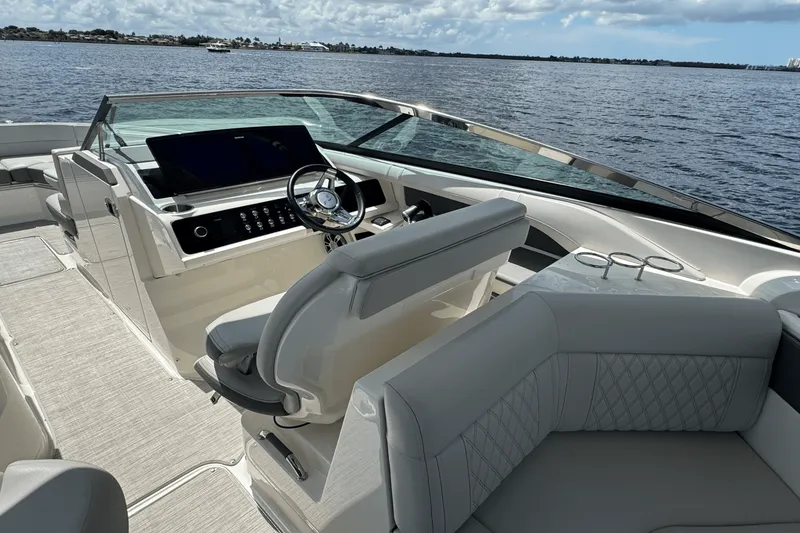 Slide: The Image of Sea Ray 310SLX OB 2022 - 18