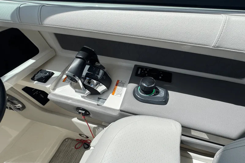 Slide: The Image of Sea Ray 310SLX OB 2022 - 21