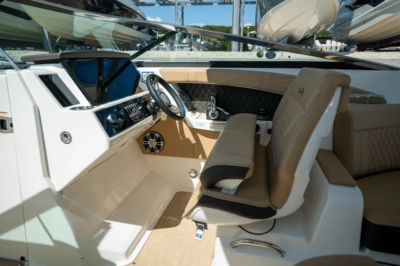 Slide: The Image of Sea Ray SLX 350 Outboard 2025 - 13