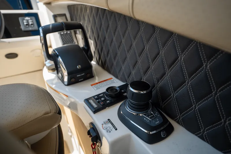 Slide: The Image of Sea Ray SLX 350 Outboard 2025 - 15