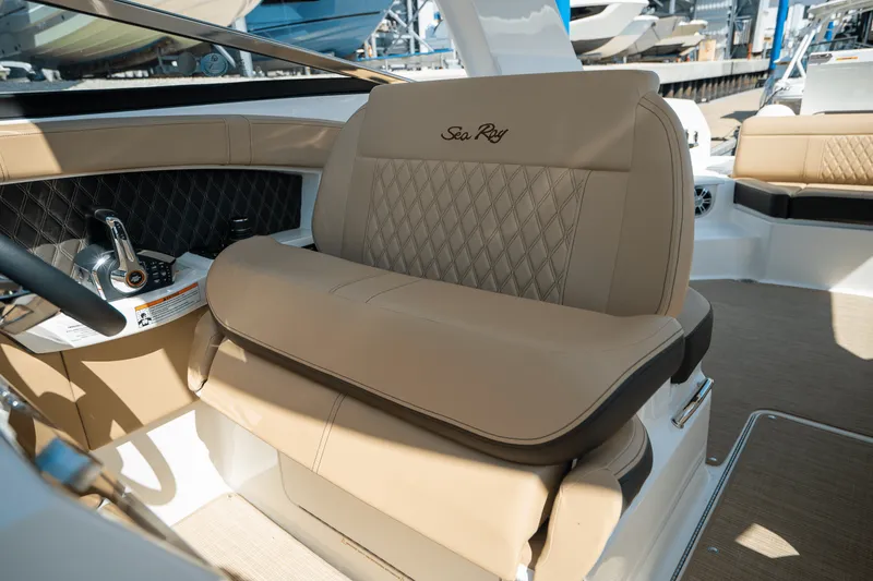 Slide: The Image of Sea Ray SLX 350 Outboard 2025 - 16