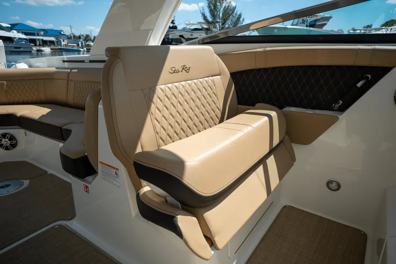 Slide: The Image of Sea Ray SLX 350 Outboard 2025 - 17