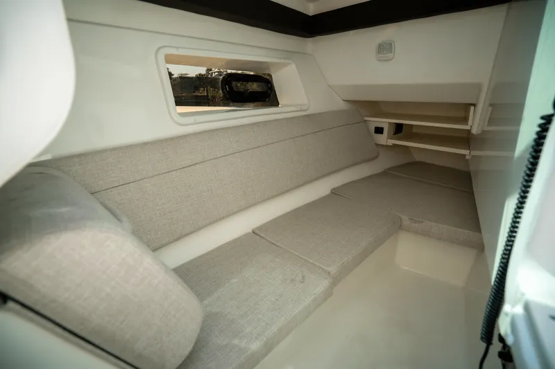 Slide: The Image of Sea Ray SLX 350 Outboard 2025 - 18