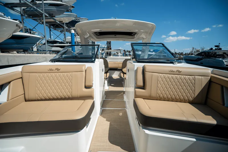 Slide: The Image of Sea Ray SLX 350 Outboard 2025 - 21