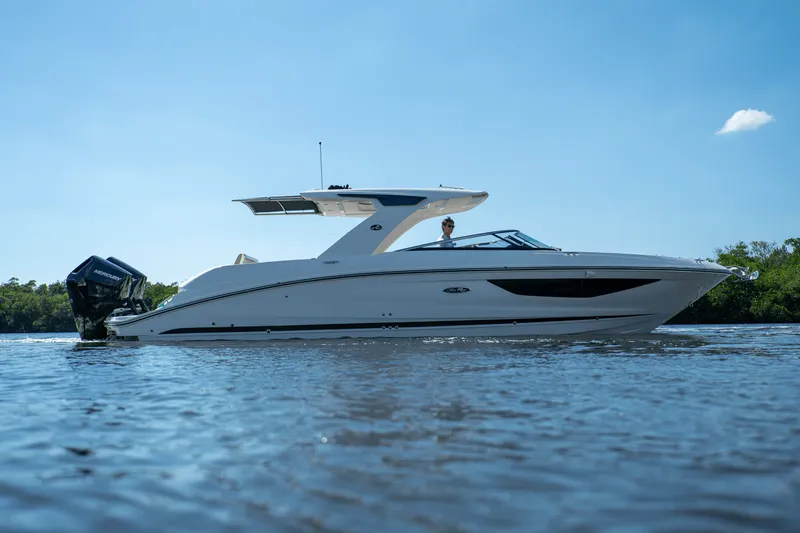 Slide: The Image of Sea Ray SLX 350 Outboard 2025 - 28