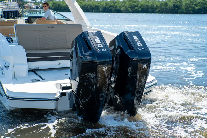 Slide: The Image of Sea Ray SLX 350 Outboard 2025 - 4