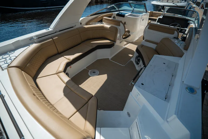 Slide: The Image of Sea Ray SLX 350 Outboard 2025 - 7