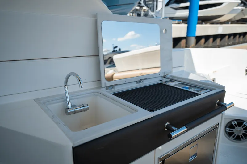 Slide: The Image of Sea Ray SLX 350 Outboard 2025 - 8