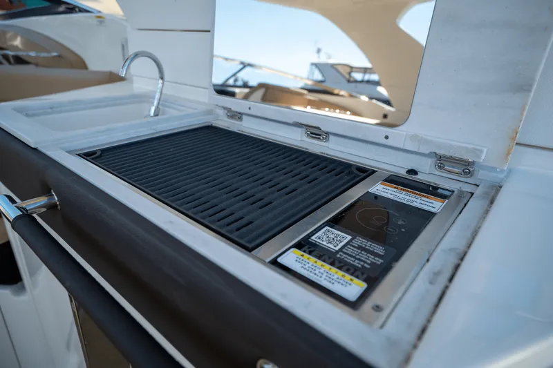 Slide: The Image of Sea Ray SLX 350 Outboard 2025 - 9