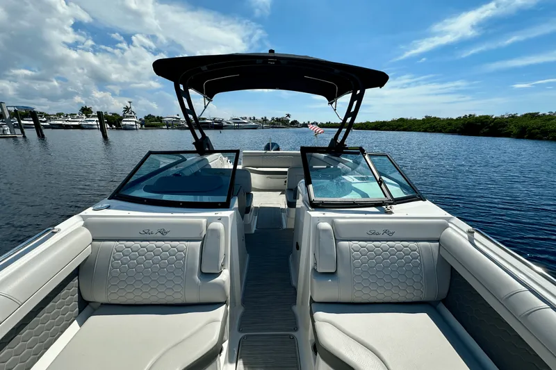 Slide: The Image of Sea Ray 270 SDX-OB 2024 - 10