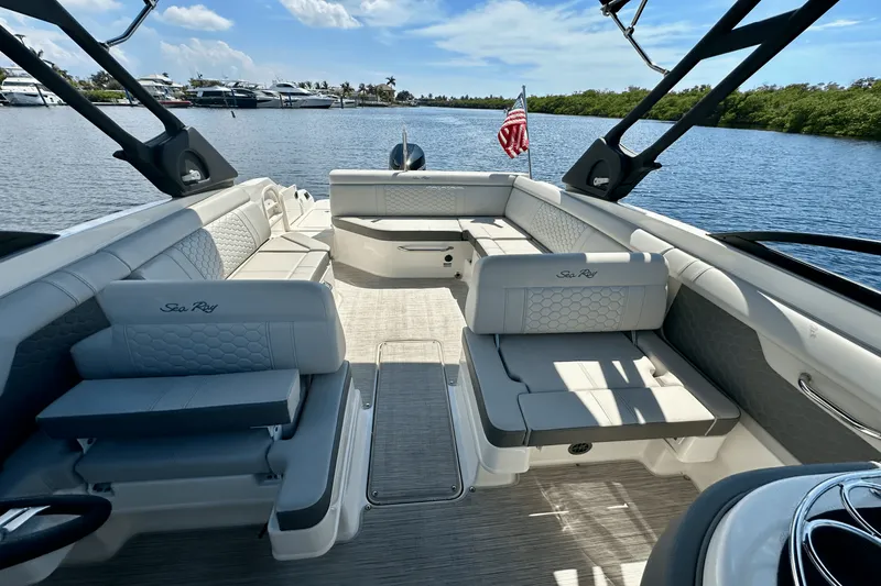 Slide: The Image of Sea Ray 270 SDX-OB 2024 - 27