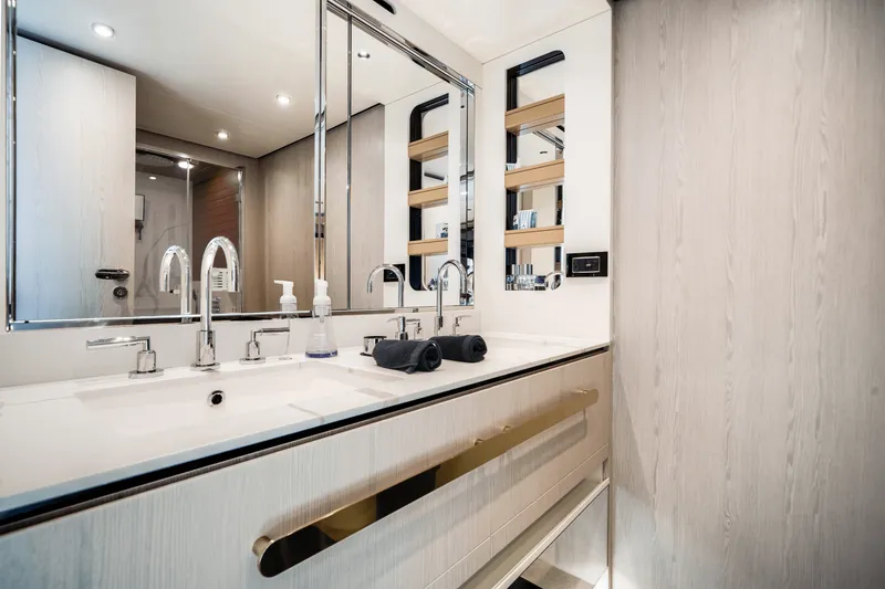 Slide: The Image of Azimut 78 FLY 2024 - 43