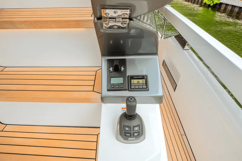 Slide: The Image of Azimut 78 FLY 2024 - 58