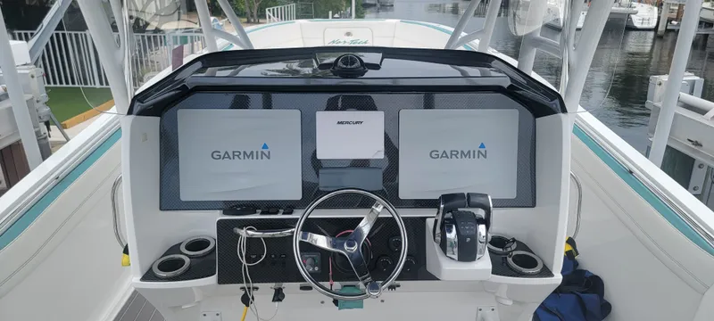 Slide: The Image of Nortech 390 Sport Center Console 2016 - 16