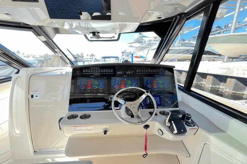 Slide: The Image of Boston Whaler 380 REALM 2023 - 17