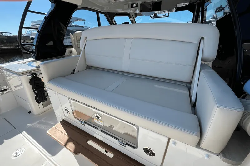 Slide: The Image of Boston Whaler 380 REALM 2023 - 31
