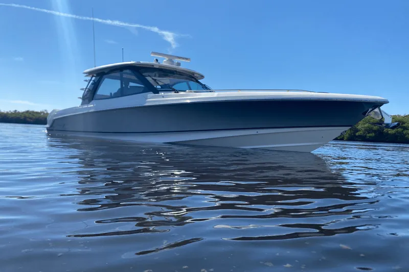Slide: The Image of Boston Whaler 380 REALM 2023 - 6