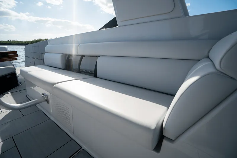 Slide: The Image of Aviara AV40 OUTBOARD 2022 - 11