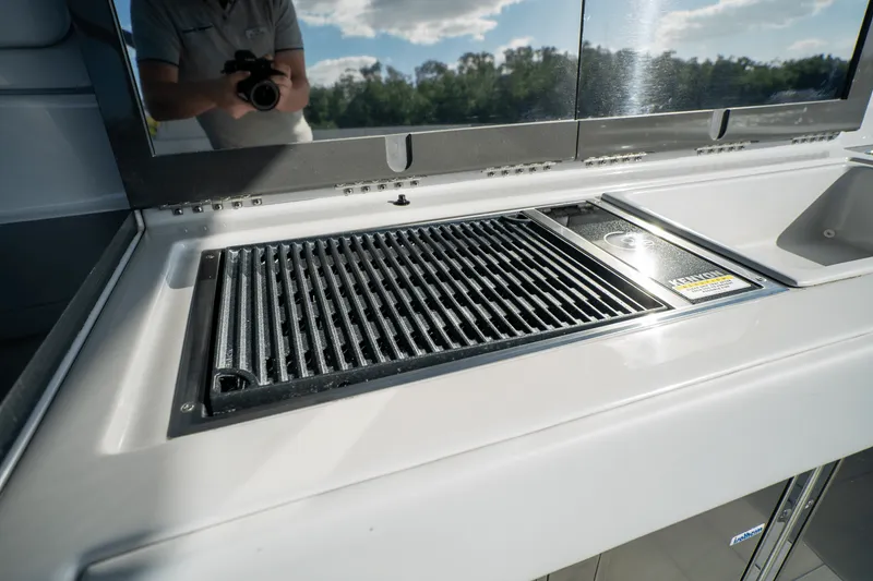 Slide: The Image of Aviara AV40 OUTBOARD 2022 - 13